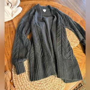Small but fits like a medium! Cozy grey cardigan